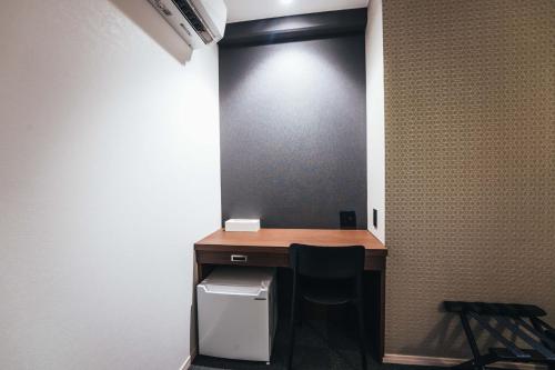 een kamer met een bureau met een stoel en een muur bij TAPSTAY HOTEL - Vacation STAY 34544v in Saga