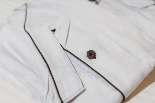 een close-up van een wit shirt met een knop bij TAPSTAY HOTEL - Vacation STAY 34544v in Saga