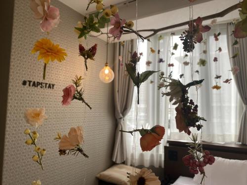 een kamer met bloemen aan de muur bij TAPSTAY HOTEL - Vacation STAY 34544v in Saga