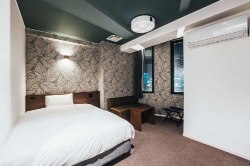 una camera con letto, scrivania e finestra di TAPSTAY HOTEL - Vacation STAY 35036v a Saga