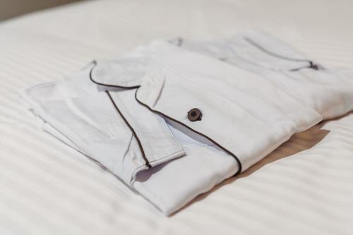 una camicia bianca appoggiata sopra un letto di TAPSTAY HOTEL - Vacation STAY 35036v a Saga