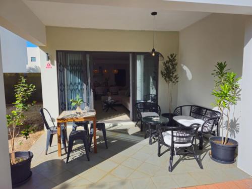 Χώρος καθιστικού στο Modern Villa in Grand Bay - Short Walk to Beach