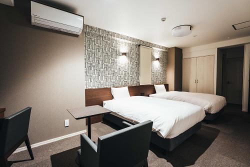 佐賀市にあるTAPSTAY HOTEL - Vacation STAY 35203vのベッド2台とテレビが備わるホテルルームです。
