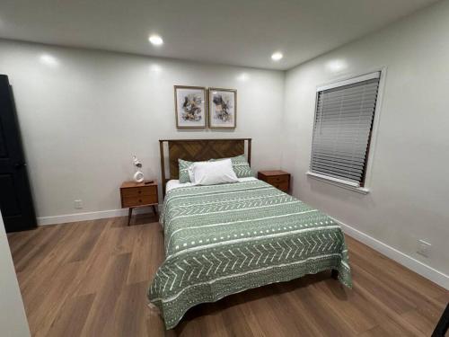 Säng eller sängar i ett rum på Mid-Century Gem in Long Beach