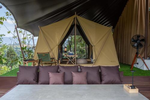 namiot z kanapą przed nim w obiekcie CAMP CAYLA - STELLAR w mieście Chiang Mai