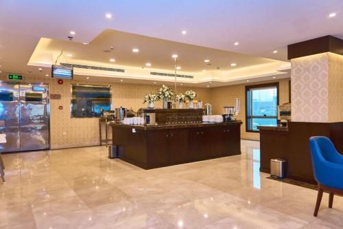 un hall d'un hôtel avec une réception dans l'établissement Selat Al Bait Hotel, à La Mecque