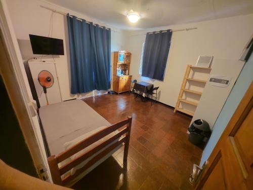 Cette petite chambre comprend un lit et une télévision. dans l'établissement LocaTriolet2, à Saint-Denis
