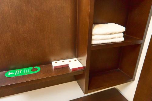 a wooden shelf with towels in a bathroom at Selat Al Bait Hotel in Makkah