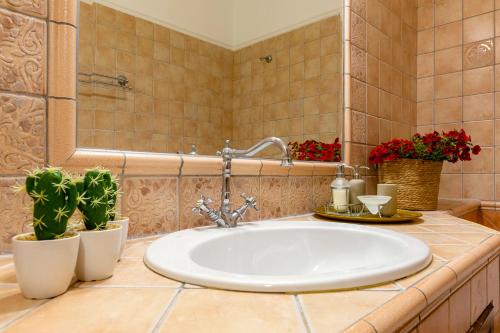 Un baño de Solaris Methea Deluxe Suites
