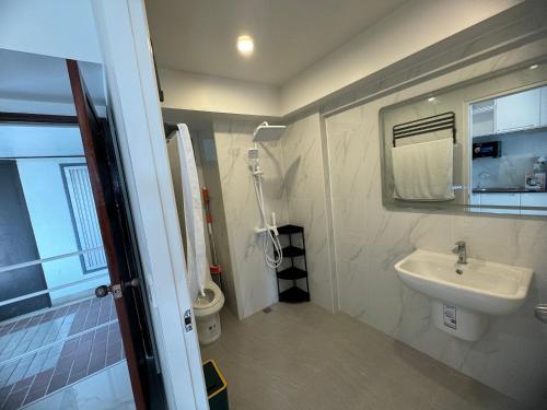 een badkamer met een wastafel en een toilet bij Ningman Road Apartment in Chiang Mai