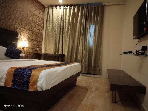 TV a/nebo společenská místnost v ubytování Redfox Hotel- Aminjikarai