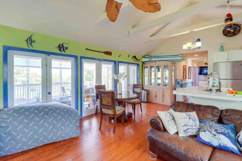 een woonkamer met een bed en een bank bij Private Estate Pool Ocean View 20 minutes to Key West in Summerland Key