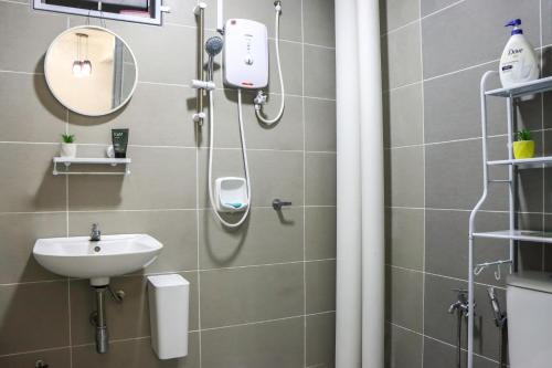 een douche in de badkamer met een wastafel en een spiegel bij Relax Spot View @ Meru Raya in Ipoh