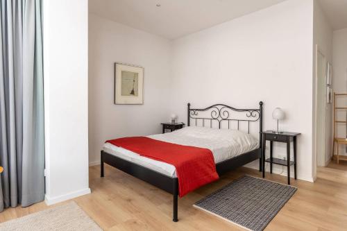 ein Schlafzimmer mit einem Bett mit einer roten Decke in der Unterkunft Villa Eden Typ 4 Dependance in Binz