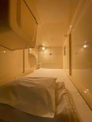 Postel nebo postele na pokoji v ubytování 男性専用サウナ&カプセル Men Only Capsule Room & Sauna, Bathhouse ミナミ下北沢 Minami Shimokitazawa