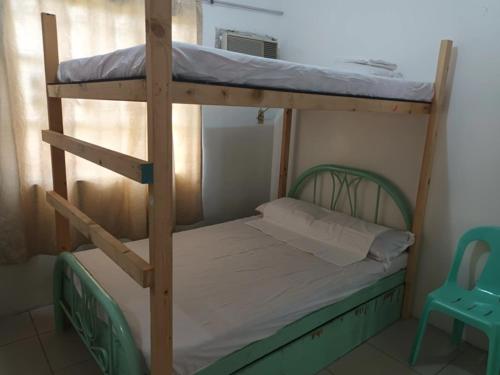 um beliche num quarto com um beliche a andar em Two-Hearts Dormitory em Dagupan