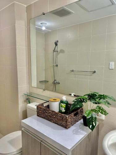 y baño con lavabo, aseo y espejo. en Condo At Azure North San Fernado, en San Fernando