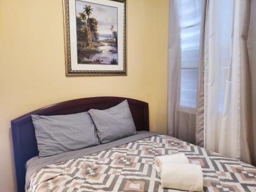 a bedroom with a bed with a picture on the wall at 310 Del Valle Central, Freshly Remodeled 3 Bedroom Home Sleeps 8 in San Juan