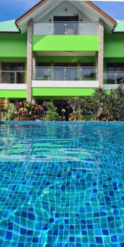 Πισίνα στο ή κοντά στο Benjamine's Guesthouse