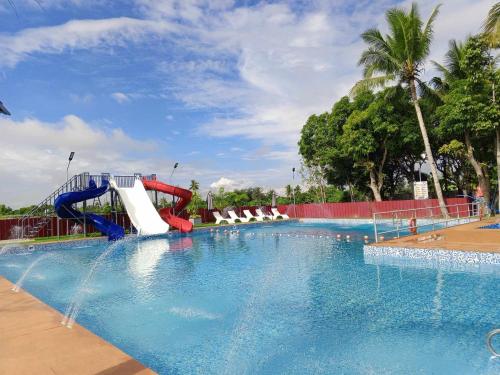 een groot zwembad met een glijbaan bij Elizabeth Hotel - Naga in Pili