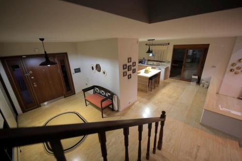 a living room with a couch and a kitchen at Villa Queen Palm in Kumluca