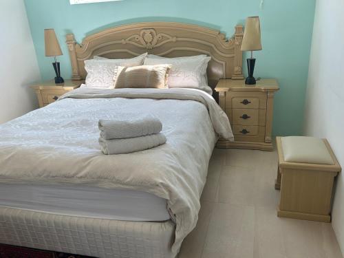 מיטה או מיטות בחדר ב-Whitfords Retreat