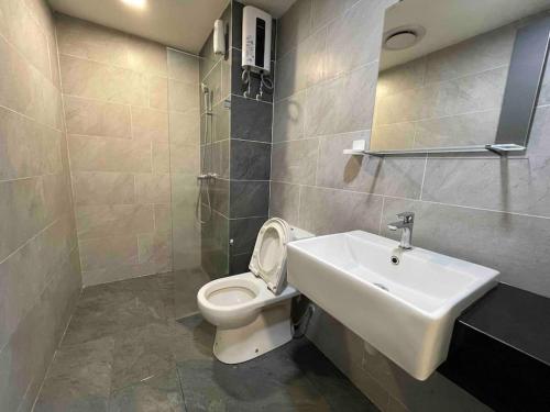 八打靈再也的住宿－E1 Emporis Duplex SEGI KD Tropicana IKEA One Utama，浴室配有白色卫生间和盥洗盆。