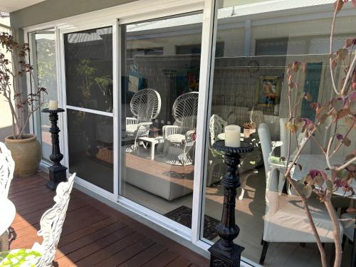 een etalage van een patio met stoelen en tafels bij Whitfords Retreat in Perth