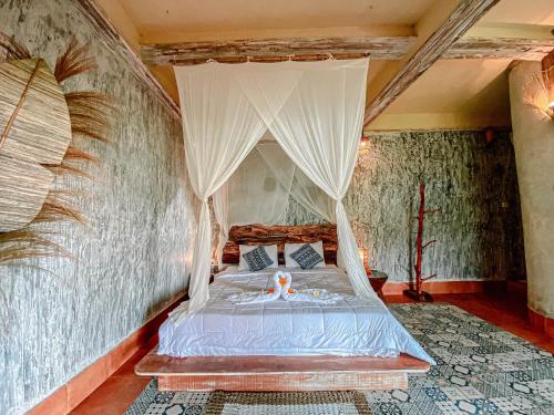 um quarto com uma cama de dossel em Bali Inang Jungle View em Tampaksiring