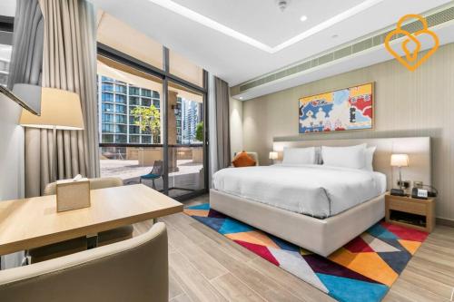 een hotelkamer met een bed en een bureau bij Keysplease Modern Studio Near Beach , Murjan JBR 601 in Dubai