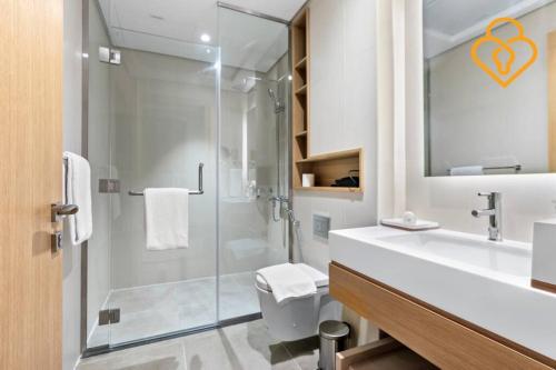 La salle de bains est pourvue d'une douche, de toilettes et d'un lavabo. dans l'établissement Keysplease Modern Studio Near Beach , Murjan JBR 601, à Dubaï