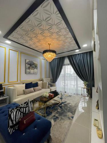 sala de estar con sofá y lámpara de araña en VVIP LUXURIOUS HOMESTAY PUTRAJAYA FREE WIFI AND PARKING, en Putrajaya
