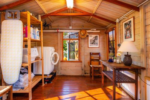 um quarto com uma cabina de madeira com uma mesa e uma secretária em Finca Son Macia em Selva