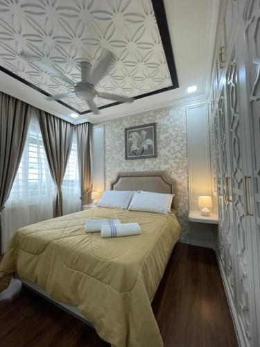 1 dormitorio con 1 cama grande y techo artesonado en VVIP LUXURIOUS HOMESTAY PUTRAJAYA FREE WIFI AND PARKING en Putrajaya