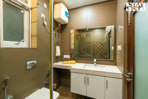 Un baño de StayVista at Address By The Khul - Countryside 2BR villa in Dharamshala with Home Theatre
