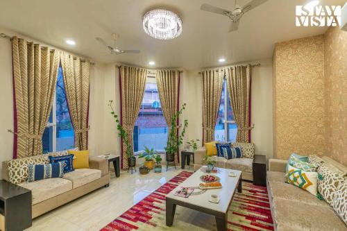 Un lugar para sentarse en StayVista at Address By The Khul - Countryside 2BR villa in Dharamshala with Home Theatre