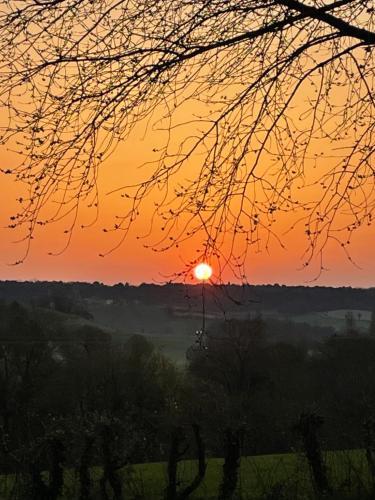 a sunset from the tissington trail in worcestershire at Chambre 35 m2 spacieuse calme avec piscine Sud Charente in Bardenac