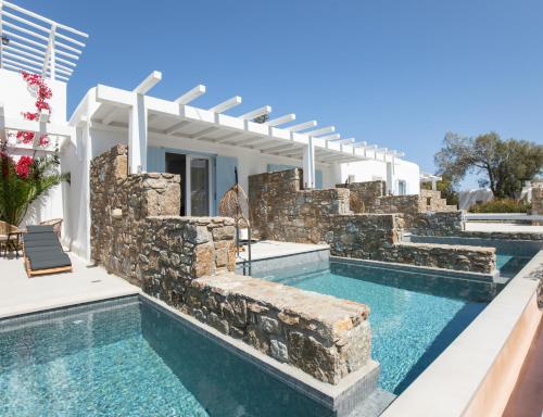 une villa avec une piscine et une maison dans l'établissement Agrari Ninemia Mykonos, à Agrari