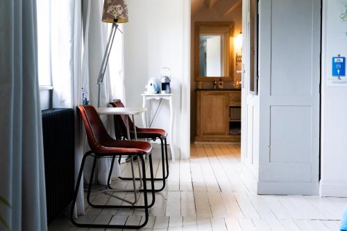 a table and chairs in a room with a hallway at Porta Cité in Maasmechelen