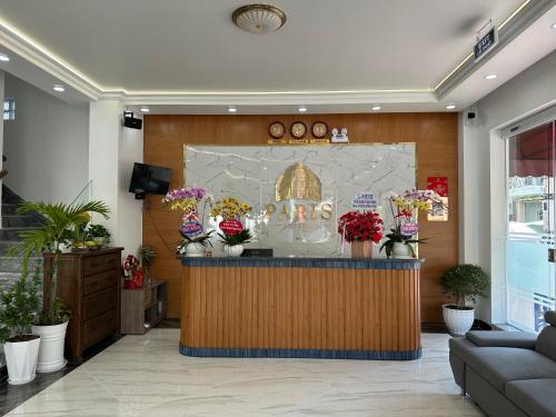 una floristería con un mostrador con flores. en Paris Hotel Châu Đốc, en Chau Doc