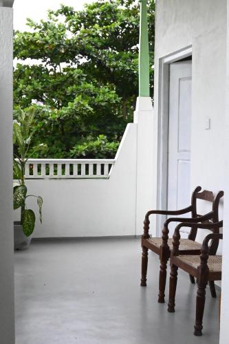 eine Holzbank in einem Zimmer mit Fenster in der Unterkunft Society Ahangama in Ahangama