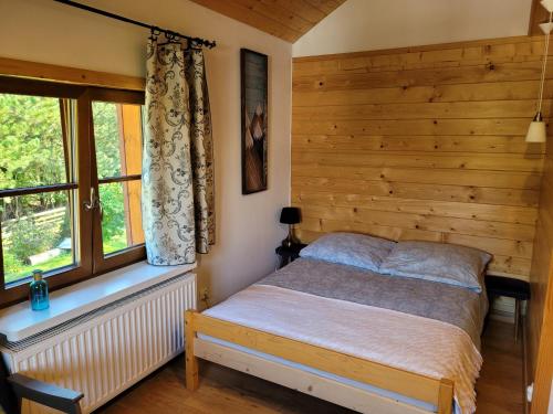 Giường trong phòng chung tại Klimaty- apartamenty nad rzeką