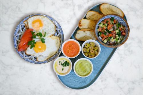 - un plateau de petit-déjeuner composé d'œufs et de pain dans l'établissement Victoria Central Apartments By CityBookings, à Bucarest