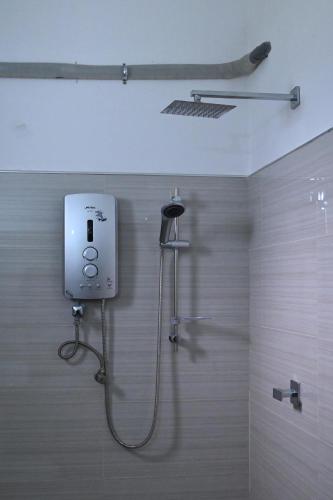 eine Dusche im Bad mit Duschstange in der Unterkunft Society Ahangama in Ahangama