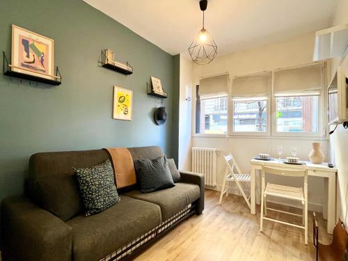 un salon avec un canapé et une table dans l'établissement Charming Studio - Latin Area - 2 guests, à Paris