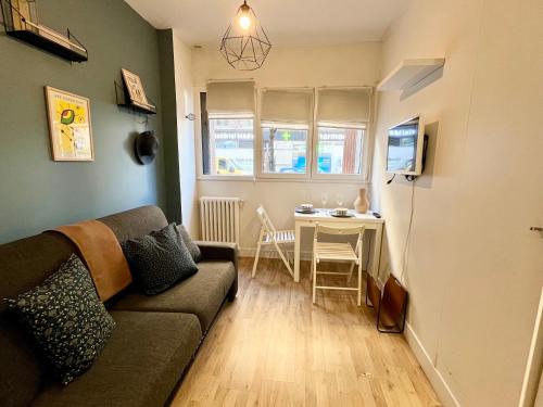 un salon avec un canapé et une table dans l'établissement Charming Studio - Latin Area - 2 guests, à Paris
