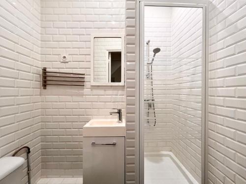 une salle de bain blanche avec un lavabo et une baignoire dans l'établissement Charming Studio - Latin Area - 2 guests, à Paris