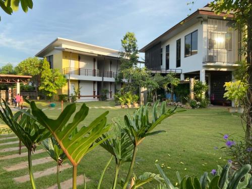 Taman di luar บ้านเราอุทัยธานี โฮมสเตย์