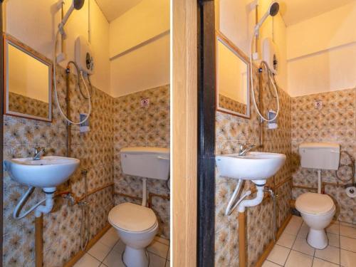 uma casa de banho com 2 lavatórios e 2 WC em Sutera Inn Inanam em Kota Kinabalu