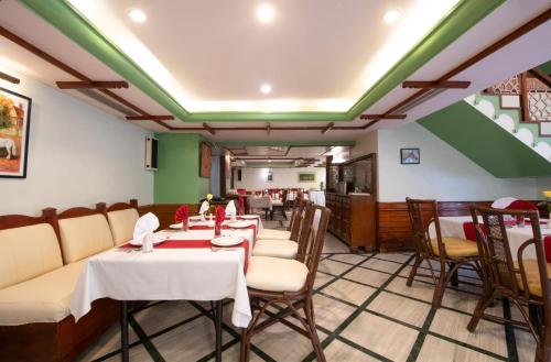 Ein Restaurant oder anderes Speiselokal in der Unterkunft Nahar Heritage Hotel 